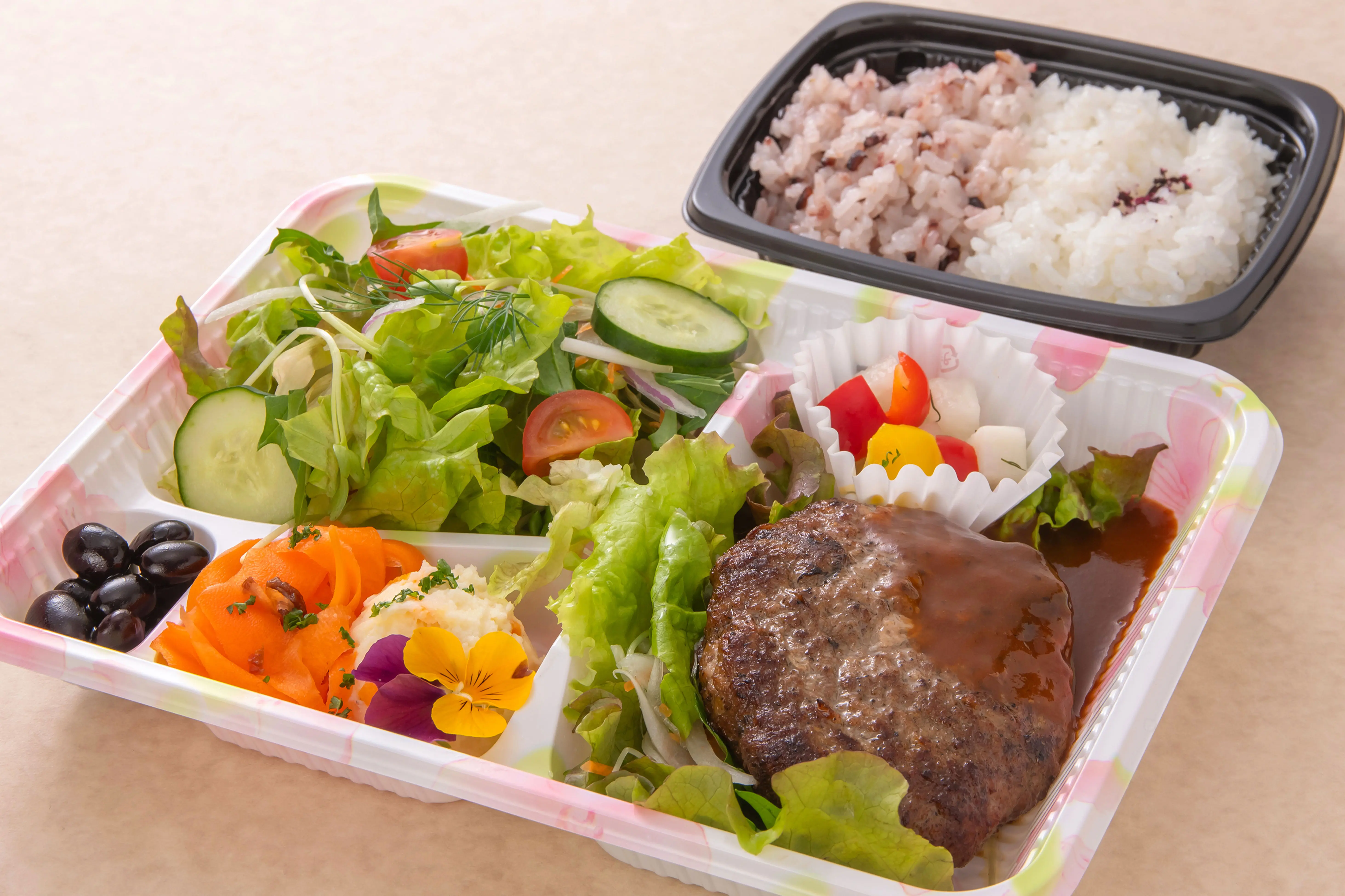 洋食レストランCOTTONの本格洋食をお弁当でお届け
